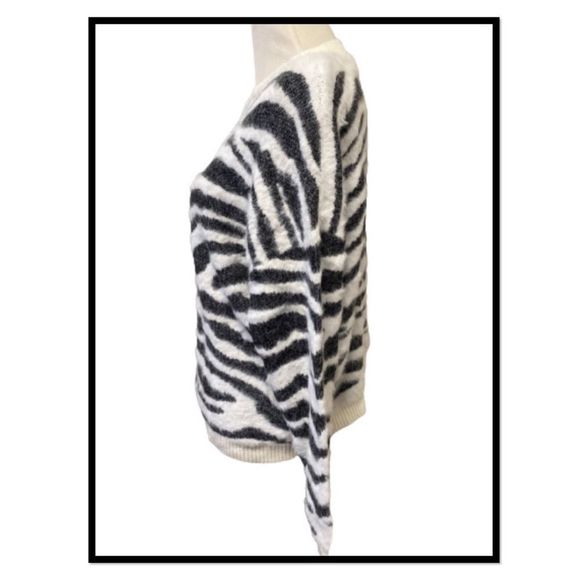 Time & Tru  XXL/2XG Zebra Print Fuzzy Pullover Sweater (20) - Picture 5 of 9